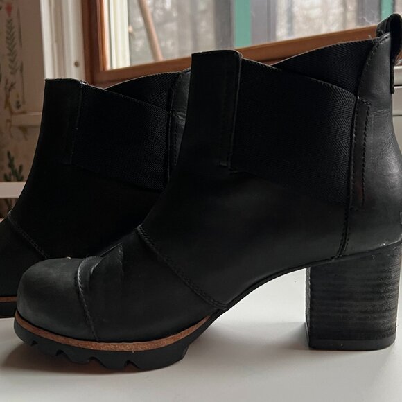 Sorel Addington Heeled Chelsea Boot - Picture 2 of 2